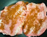 Hình bước làm 2 của món Nạc heo giòn ướp ngũ vị hương luộc cạn